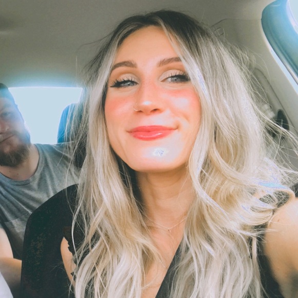 Meet your Posher, Courtney - Picture 1 of 1